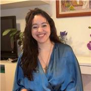 Profesora de comunicación con inglés perfecto americano. Aprende con una metodología de juegos iniciadora y exitosa. Soy profesora experimentada en inglés. He dado desde hace 20 años clases a niños, adultos y en empresas. Te enseñaré de una forma creativa